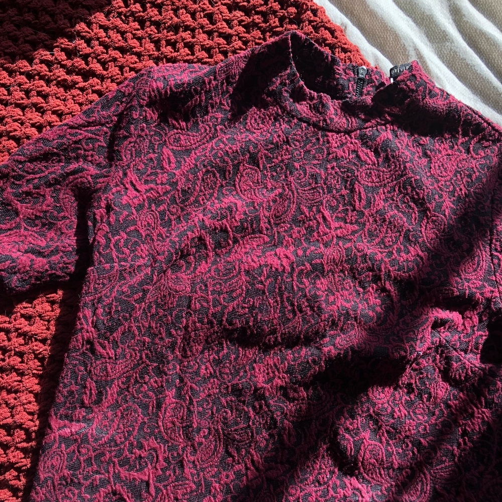 Red/black paisley top